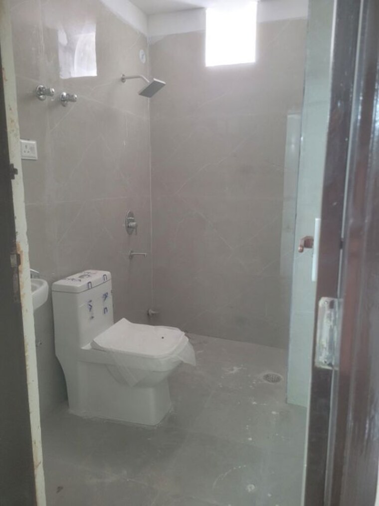 Bathroom, phi iv greater noida 4 Bedroom 2150 Sq.Ft. Apartment In Phi Iv Greater Noida Greater Noida 10328987