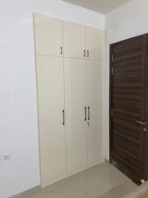 Furnished Amenities in 3 BHK Apartment at Smart World Orchard, Sector 61 – for Rent