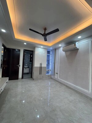 Room in 3 BHK Builder Floor at Sector 31 – for Rent