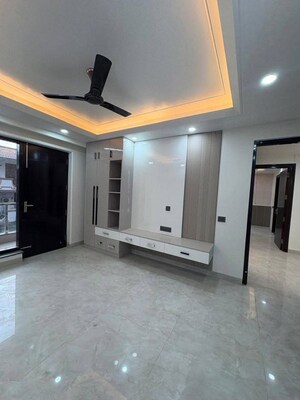 Room in 3 BHK Builder Floor at Sector 31 – for Rent