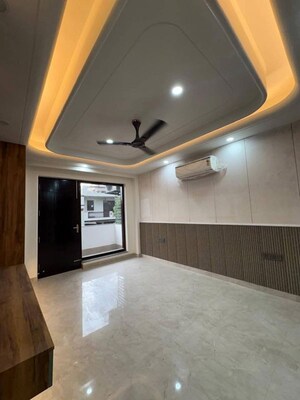 Room in 3 BHK Builder Floor at Sector 31 – for Rent