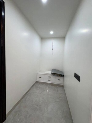 Room in 3 BHK Builder Floor at Sector 31 – for Rent