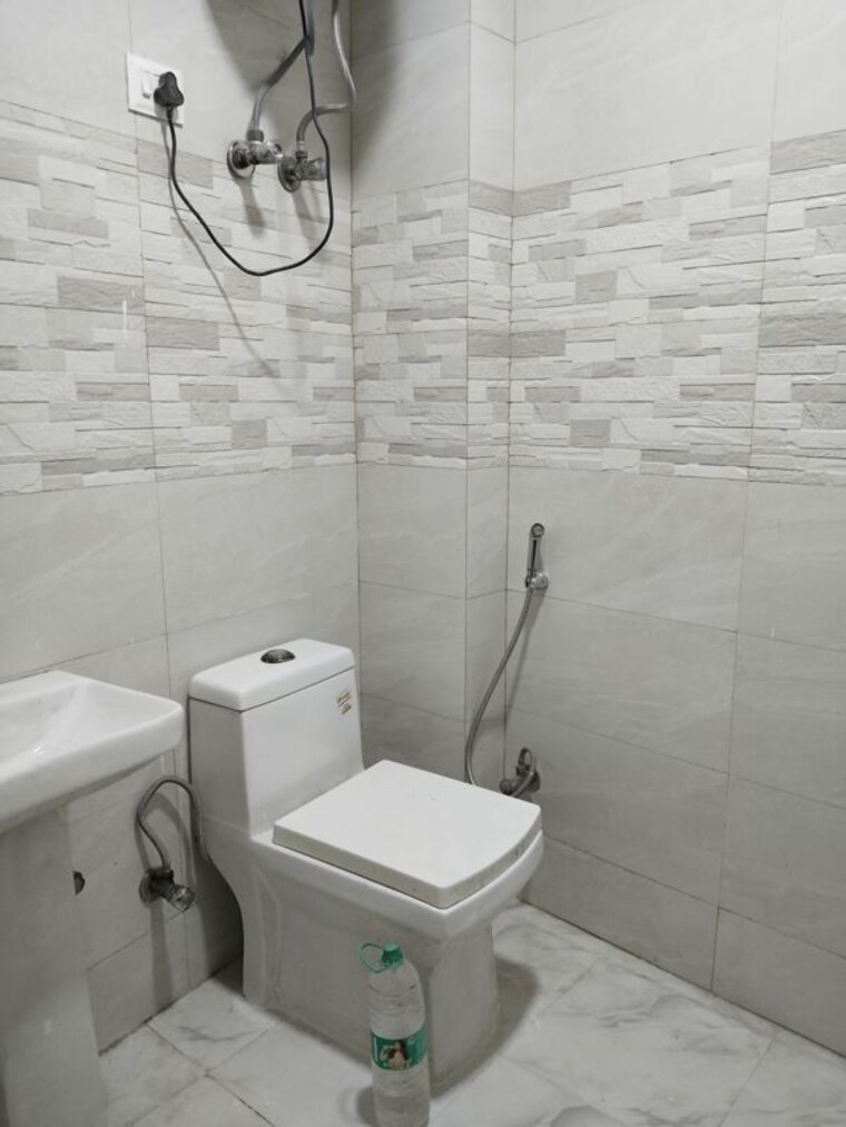 Bathroom, khirki extension 1 Bedroom 500 Sq.Ft. Apartment In Khirki Extension Delhi 10331043