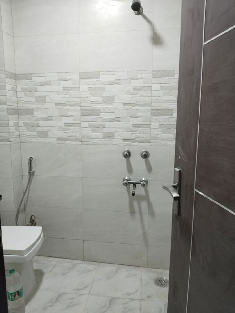 Bathroom, khirki extension 1 Bedroom 500 Sq.Ft. Apartment In Khirki Extension Delhi 10331043