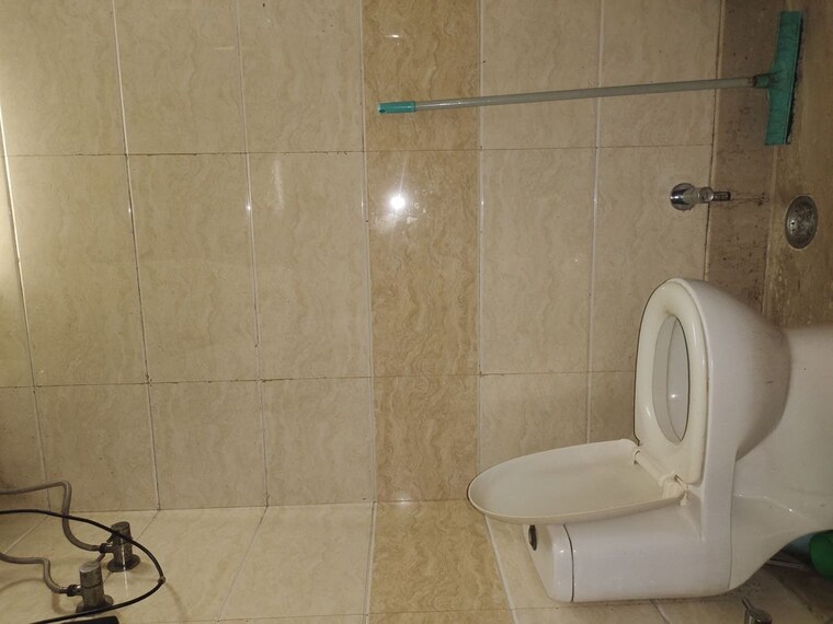 Bathroom, east of kailash 2 Bedroom 1800 Sq.Ft. Builder Floor In East Of Kailash Delhi 10331055