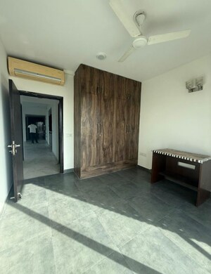 Room in 3 BHK Apartment at Tata Primanti-Executive Apartments, Sector 72 – for Rent