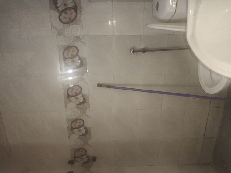 Bathroom, east of kailash 2 Bedroom 1500 Sq.Ft. Builder Floor In East Of Kailash Delhi 10331062