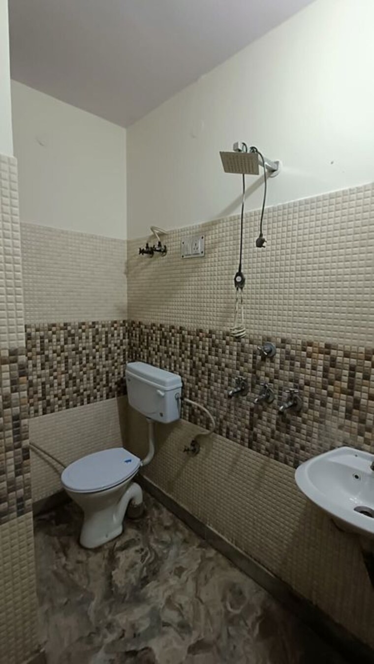 Bathroom, mayur vihar 1 Bedroom 450 Sq.Ft. Builder Floor In Mayur Vihar Delhi 10331087