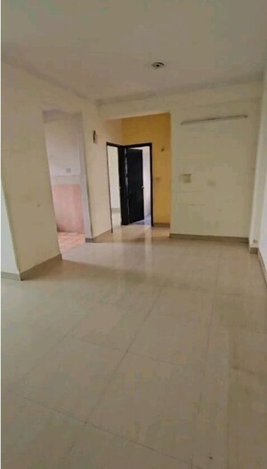 Room in 2 BHK Apartment at Unitech Verve, Pi Greater Noida – for Rent
