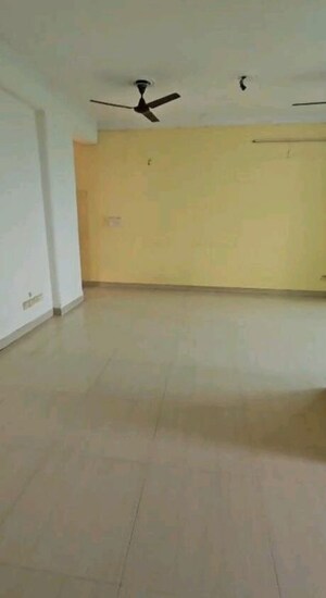 Room in 2 BHK Apartment at Unitech Verve, Pi Greater Noida – for Rent