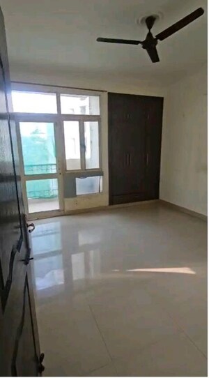 Room in 2 BHK Apartment at Unitech Verve, Pi Greater Noida – for Rent