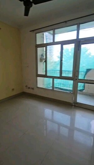 Room in 2 BHK Apartment at Unitech Verve, Pi Greater Noida – for Rent