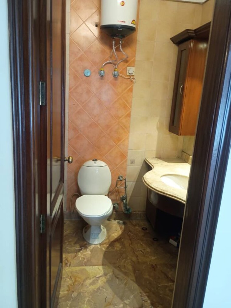 Bathroom, sector 45 3 Bedroom 450 Sq.Mt. Builder Floor In Sector 45 Noida 10331121