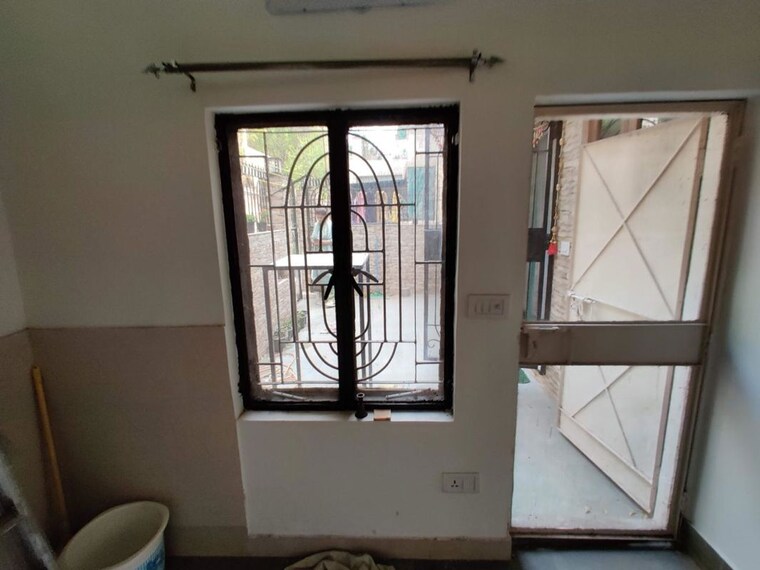 Room, saket 2.5 Bedroom 160 Sq.Yd. Apartment In Saket Delhi 10331315