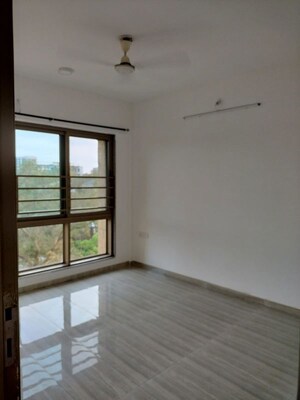 Room in 2 BHK Apartment at Sheth Vasant Oasis, Andheri East – for Rent