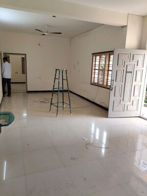 Room in 3 BHK Builder Floor at Hsr Layout Sector 3 – for Rent