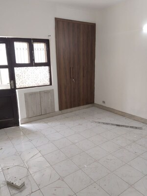 Room in 4 BHK Villa at RWA Apartments Sector 40, Sector 40 – for Rent