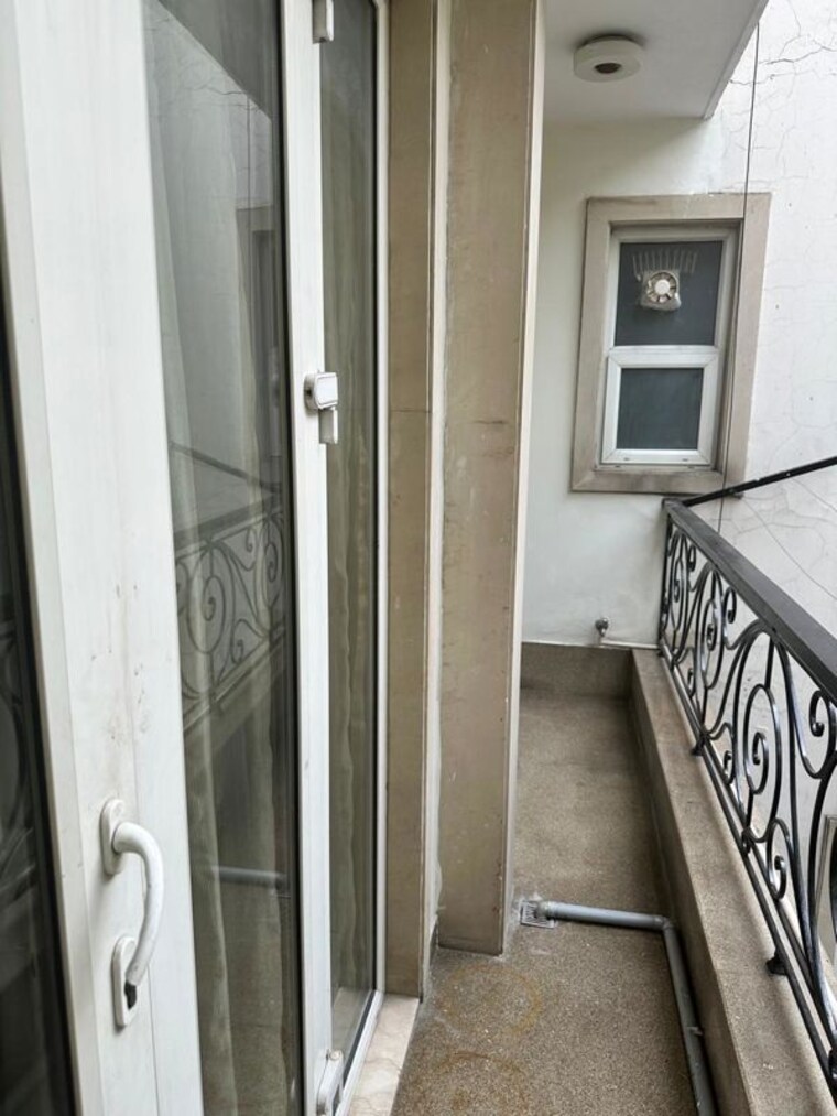 Balcony, masjid moth 1 Bedroom 150 Sq.Yd. Builder Floor In Masjid Moth Delhi 10331418