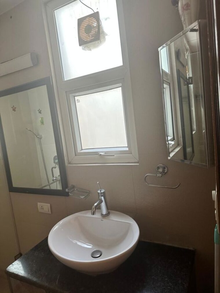 Bathroom, masjid moth 1 Bedroom 150 Sq.Yd. Builder Floor In Masjid Moth Delhi 10331418