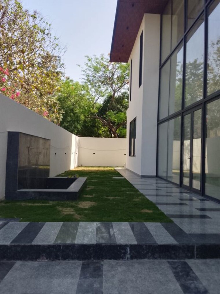 Exterior View, chattarpur 5 Bedroom 1008 Sq.Yd. Independent House In Chattarpur Delhi 10331433