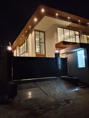 Living Room in 5 BHK Independent House at Chattarpur – for Sale