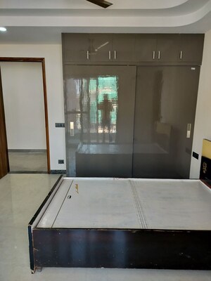 Room in 2 BHK Builder Floor at Sector 33 – for Rent