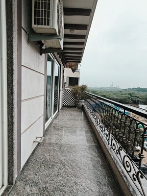 Balcony in 2 BHK Builder Floor at Sector 42 – for Rent