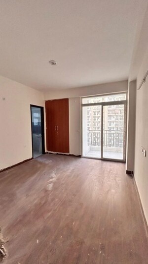 Room in 2 BHK Apartment at Aims Greens Avenue, Sector 4 Greater Noida – for Rent