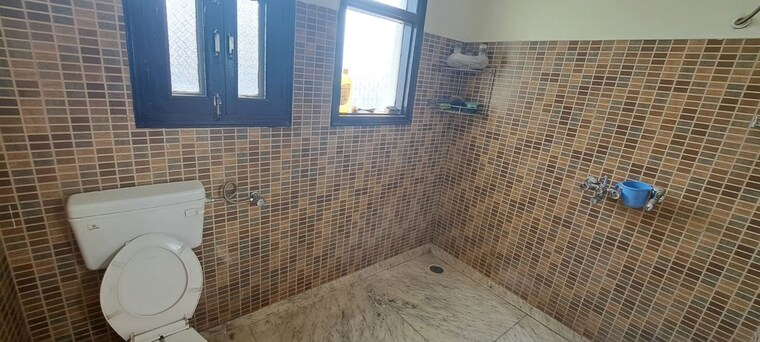 Bathroom, sector 43 3 Bedroom 1500 Sq.Ft. Builder Floor In Sector 43 Chandigarh 10331744