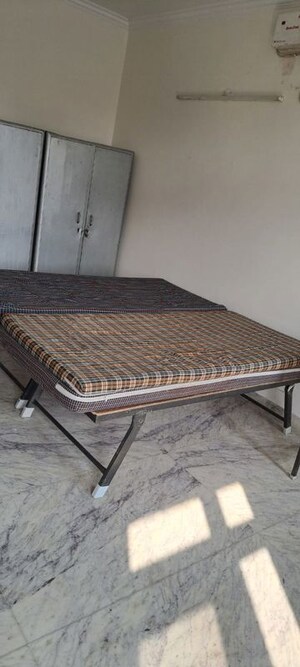 Bedroom in 3 BHK Builder Floor at Sector 43 – for Rent