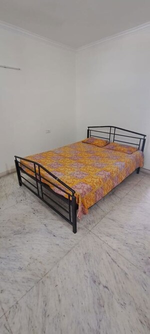 Bedroom in 3 BHK Builder Floor at Sector 43 – for Rent