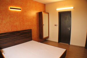 Room in 4 BHK Apartment at Prestige Misty Waters, Hebbal – for Rent