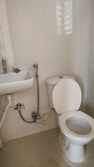 Bathroom in 3.5 BHK Apartment at Oakwood Hills, Baner – for Rent