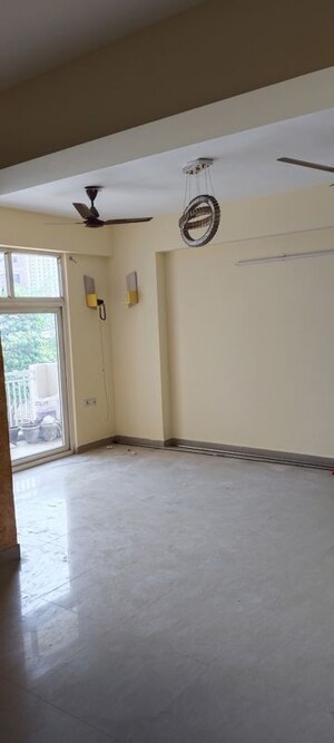 Room in 2.5 BHK Apartment at Hawelia Valencia Homes, Sector 1 Greater Noida – for Rent