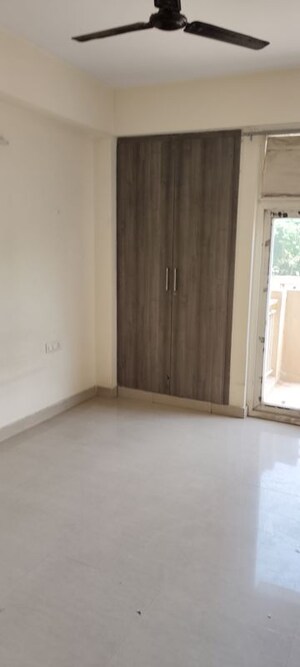 Room in 2.5 BHK Apartment at Hawelia Valencia Homes, Sector 1 Greater Noida – for Rent