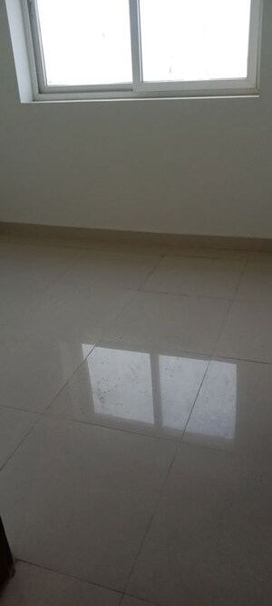 Furnished Amenities in 2.5 BHK Apartment at Mahagun Mirabella, Sector 79 – for Rent