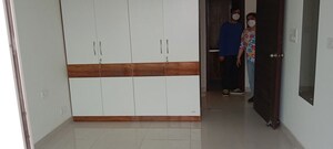 Furnished Amenities in 2.5 BHK Apartment at Mahagun Mirabella, Sector 79 – for Rent