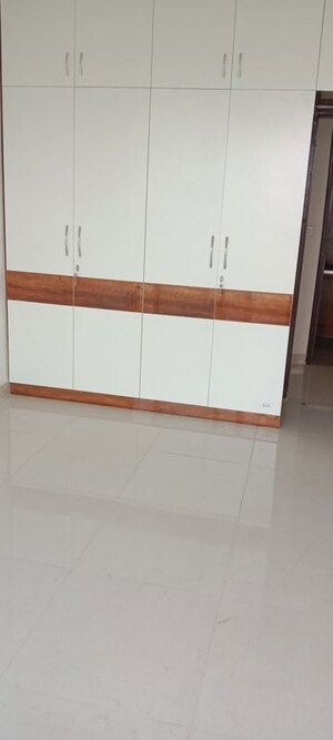 Furnished Amenities in 2.5 BHK Apartment at Mahagun Mirabella, Sector 79 – for Rent