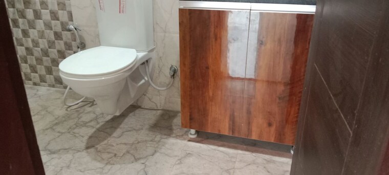 Bathroom, mahagun-mirabella 2.5 Bedroom 1400 Sq.Ft. Apartment In Sector 79 Noida 10331836
