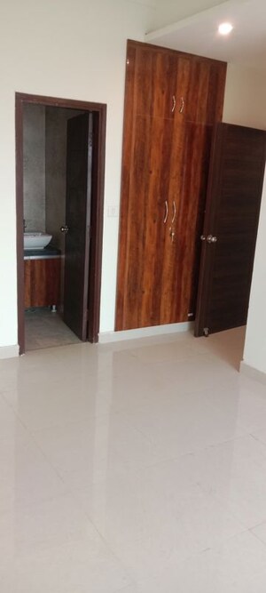 Room in 2.5 BHK Apartment at Mahagun Mirabella, Sector 79 – for Rent