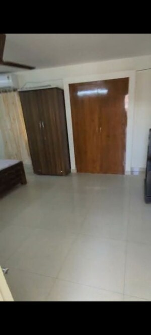 Room in 2 BHK Builder Floor at Sector 27 – for Rent