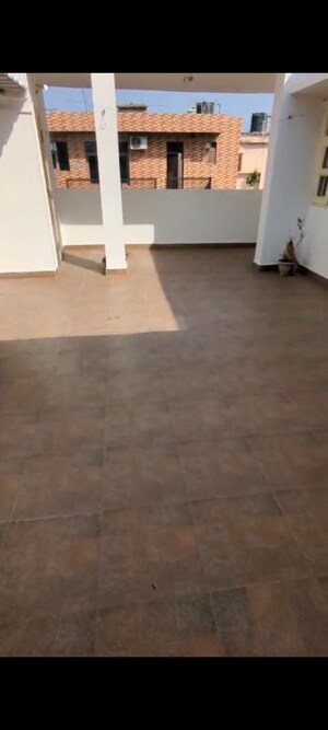 Room in 2 BHK Builder Floor at Sector 27 – for Rent