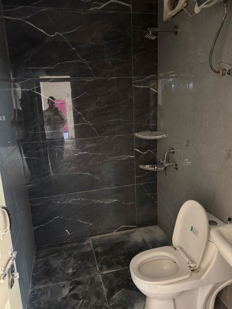 Bathroom, trishla-city 3 Bedroom 1600 Sq.Ft. Apartment In Patiala Road Zirakpur 10331985
