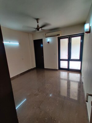 Room in 4 BHK Apartment at Eros Kenwood Tower, Sector 39 – for Rent