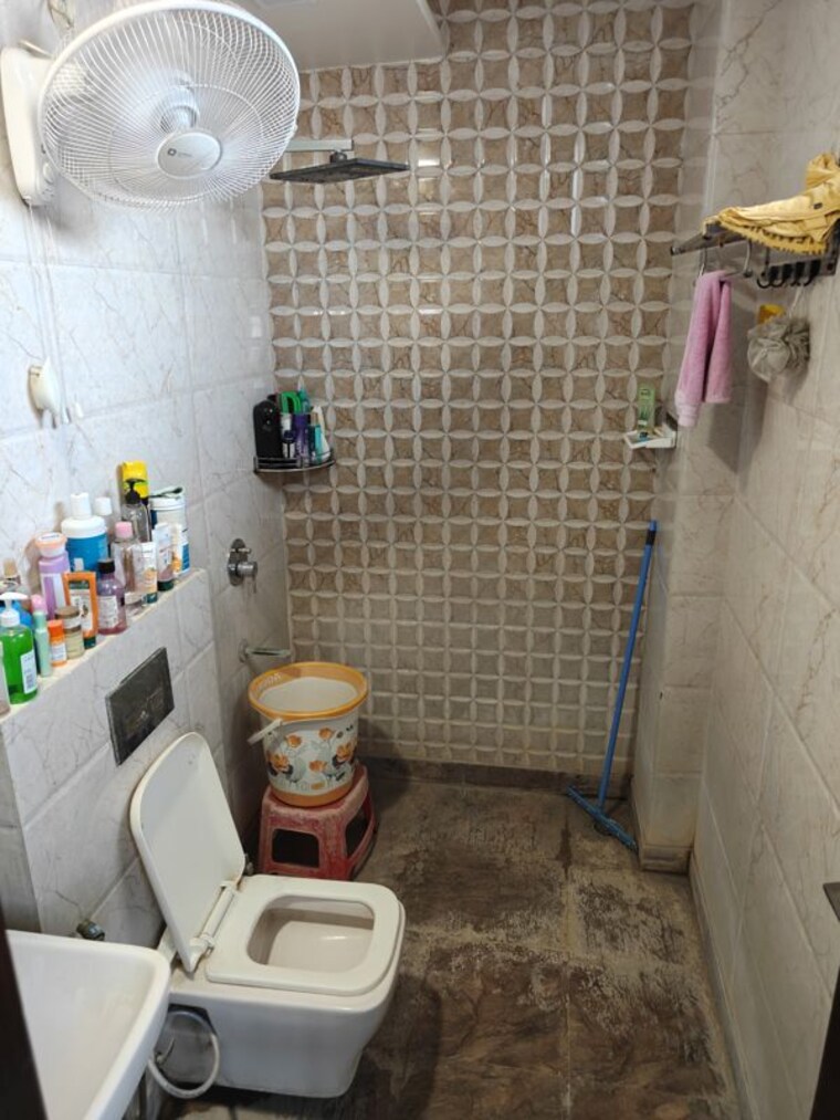 Bathroom, mahendru enclave 3 Bedroom 1800 Sq.Ft. Builder Floor In Mahendru Enclave Delhi 10332034
