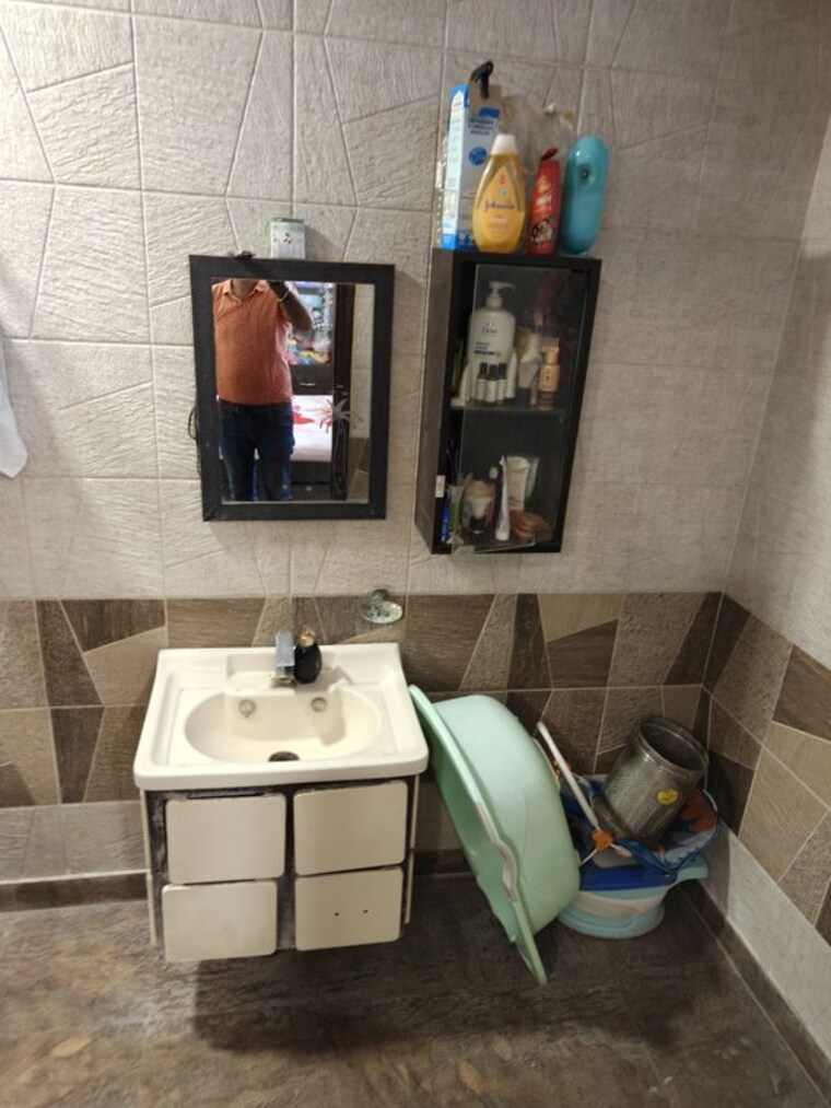 Bathroom, mahendru enclave 3 Bedroom 1800 Sq.Ft. Builder Floor In Mahendru Enclave Delhi 10332034