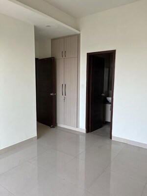 Room in 2.5 BHK Apartment at Mahagun Mirabella, Sector 79 – for Rent