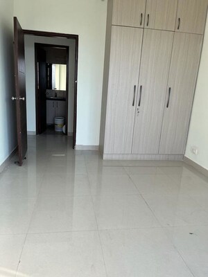 Room in 2.5 BHK Apartment at Mahagun Mirabella, Sector 79 – for Rent
