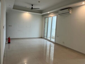 Room in 2.5 BHK Apartment at Mahagun Mirabella, Sector 79 – for Rent