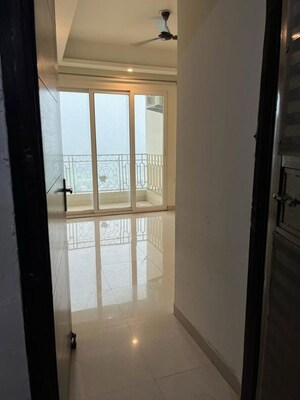 Room in 2.5 BHK Apartment at Mahagun Mirabella, Sector 79 – for Rent